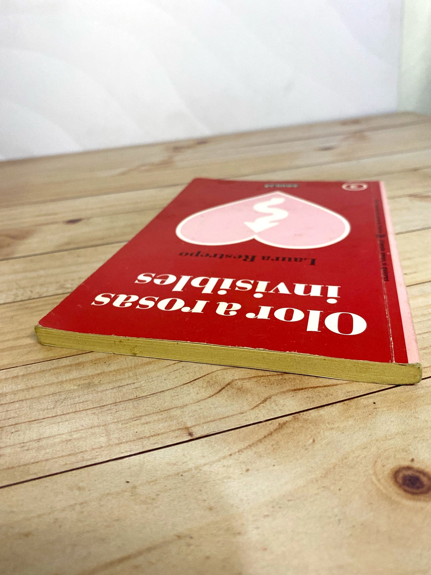 Olor a rosas invisibles | Laura Restrepo