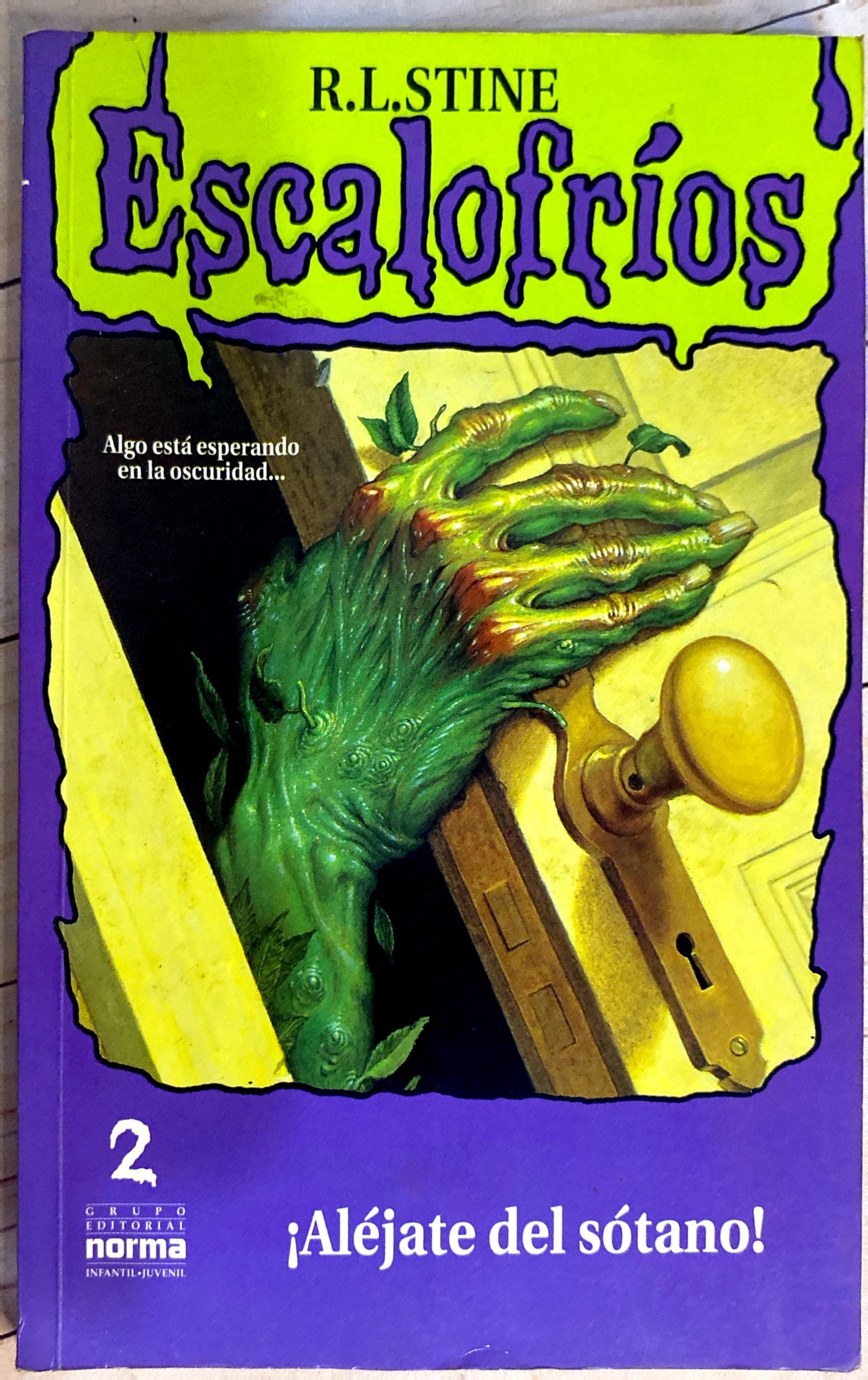 Escalofrios - Alejate del sotano | R L Stine